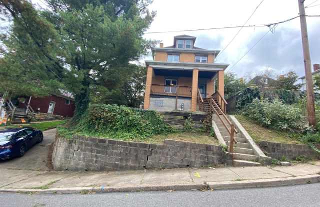 Updated 3-4 BR House with fenced yard & off street parking! photos photos Updated 3-4 BR House with fenced yard & off street parking! photos photos