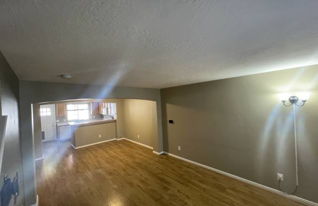 208 E Rockey Park Ln Gallery 3