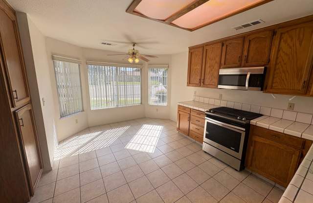 Available now NE Visalia home for rent in a desirable neighborhood! Gallery 4