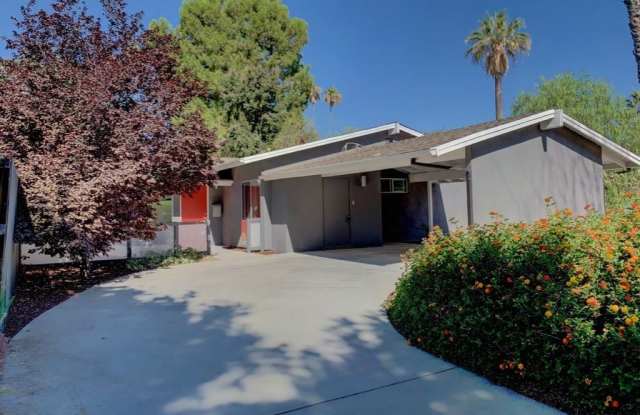 6207 Jumilla Ave Gallery 2