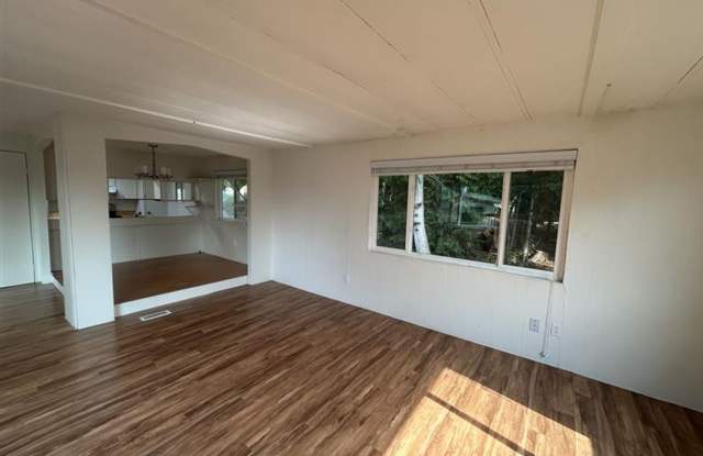 Two Bedroom Mobile Home for Rent with Detached Garage Gallery 4