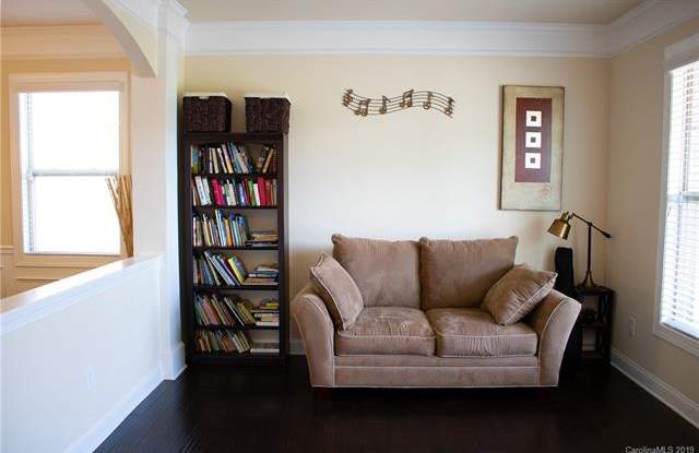 2004 Orby Avenue Gallery 3