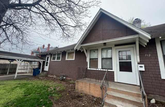 Cute 2 bedroom / 1 bathroom Duplex with Carport In Joplin Mo! Gallery 1