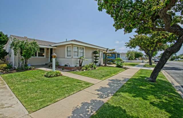 CHARMING, BRIGHT & SPACIOUS HOLLYGLEN 3BR2BA + DEN W/ SPACIOUS FRONT & REAR YARDS, LARGE DRIVEWAY & DETACHED 2-CAR GARAGE W/ WORKSHOP! Gallery 4
