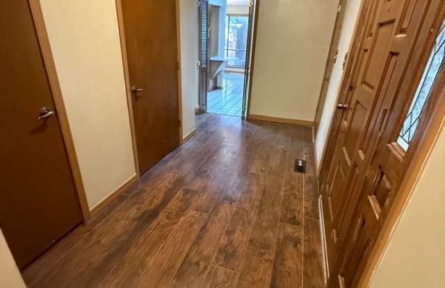 3 Bed 2 Bath House with 2 Car Garage in desired Neighborhood.  Has gas Heat. Gallery 3