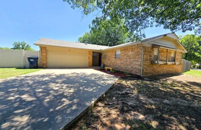 3 Bed 2 Bath 2 Car Garage in Shawnee! - 30 Cherokee Street, Shawnee, OK 74801