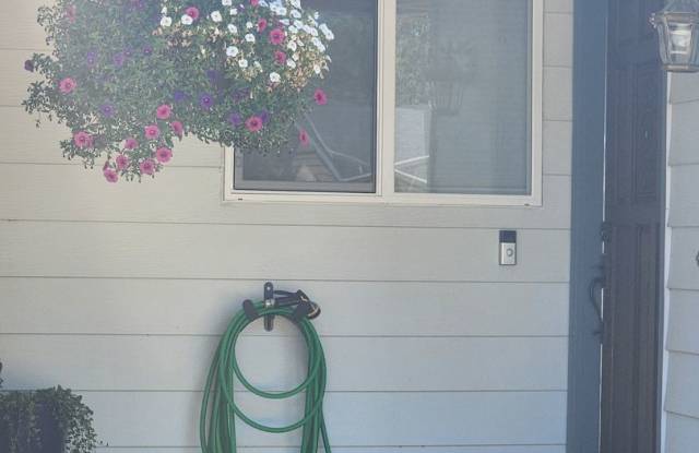 Pet Friendly, Single-Level, Attractively Updated Home in NE Newberg photos photos