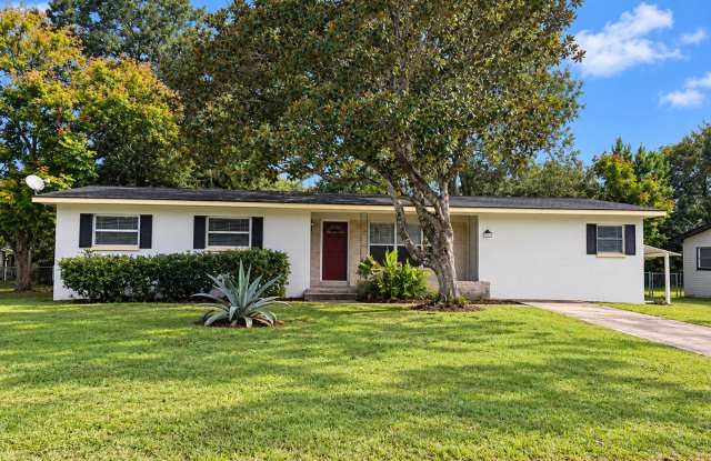 4 Bed 2 Bath Home | Pet Friendly | Washer Dryer Hook Ups & Central Air | Section 8 Welcome Gallery 1