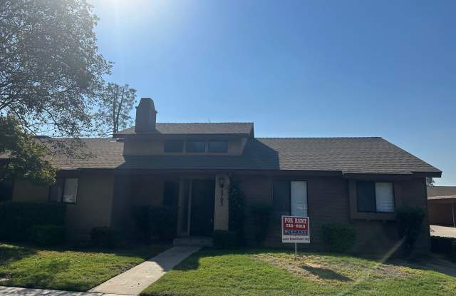 Clean condo centrally located in Visalia with new flooring and paint! Gallery 3