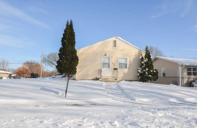 Ranch style apartment in duplex with finished basement space! photos photos