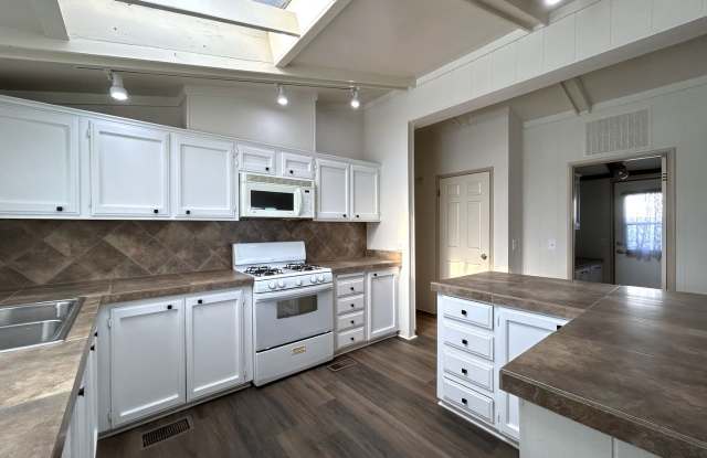 AVAILABLE NOW!! 2 Bed 2 Bath Home in Thousand Palms!! photos photos