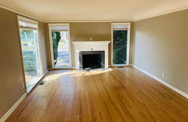 Charming Vintage Downtown Camas Bungalow Gallery 4