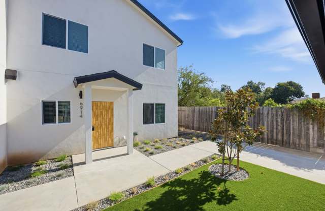 Modern 4 Bedroom Home in the College Area with In-Unit Laundry Gallery 1