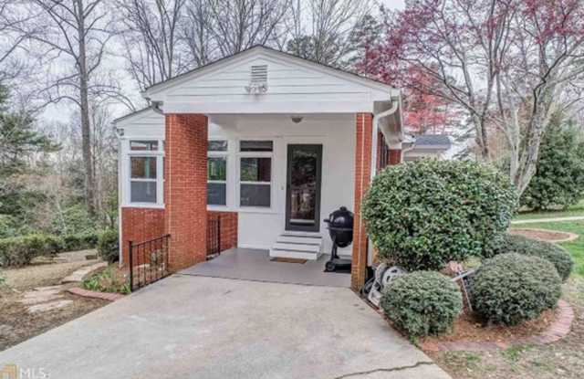 Discover the charm of this cozy single-family home, where your dreams can take shape and flourish! photos photos