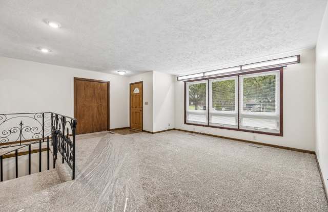 4 Bedroom Lincoln Ranch Home! Gallery 4