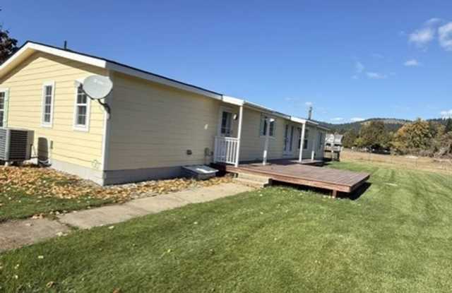 Lovely home and shop on a fully fenced acre Gallery 4