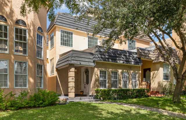 Elegant 3-Bedroom TownHome in Gated Community Gallery 1