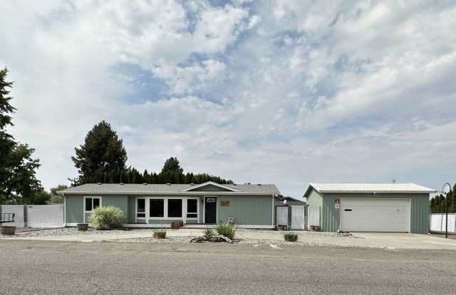 Pasco Corner Lot House For Lease! - 1840 North Road 60, Pasco, WA 99301
