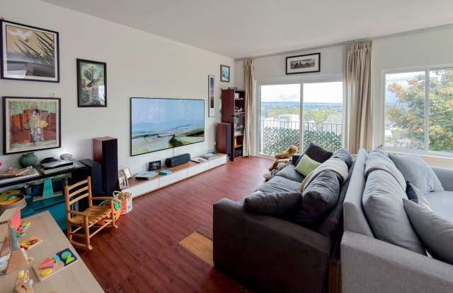 Central 2BR Condo with a View Gallery 3