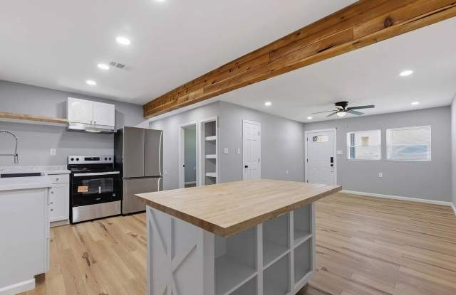 Beautifully renovated TWO Bedroom - TWO Bath Duplex Apartment! photos photos