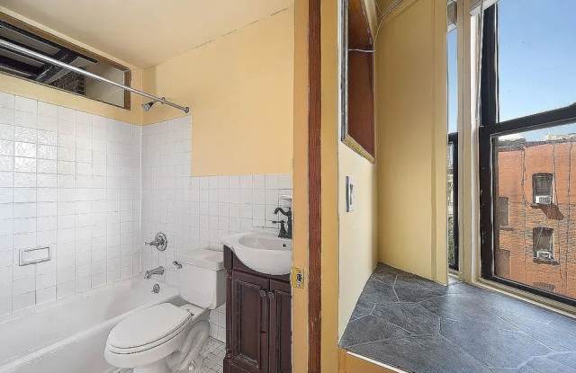 312 W 49th St Apt 5RW Gallery 4