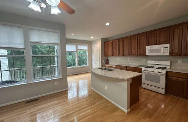 43115 FOREST EDGE Square Gallery 4