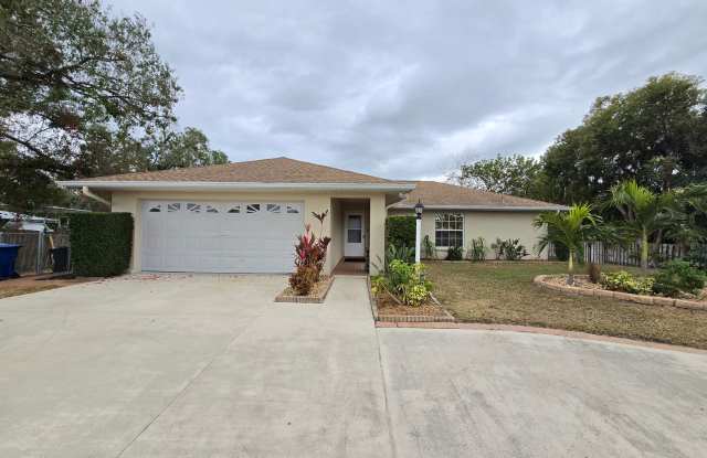 Remodeled 2 bed/ 2 bath/ 2 car garage ~ Annual Rental in Sarasota ~ photos photos