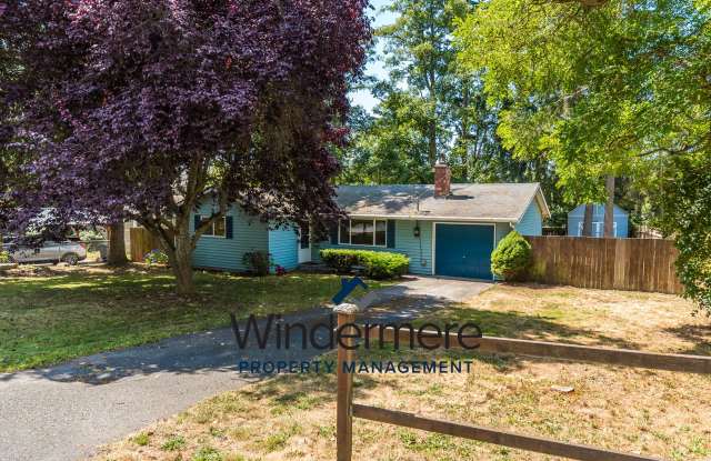 Fully-Furnished Cozy 3 Bedroom Home - (Short term-6 month lease only) - 4323 North Rhododendron Drive, Island County, WA 98277