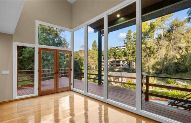 Tranquil and private 'Treehouse Vibe' retreat in Glendale Gallery 3
