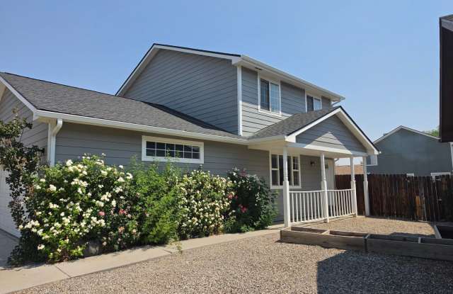 3 Bed/2 1/2 Bath single family home in Fruitvale Gallery 1