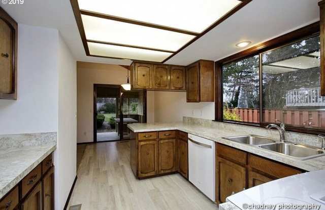 Rare One level Ranch -Huge Fenced Backyard Includes Yard Service- Happy Valley Gallery 4