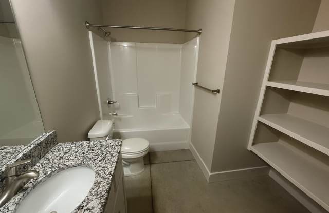 8182/84 E 34th Ct S Gallery 4