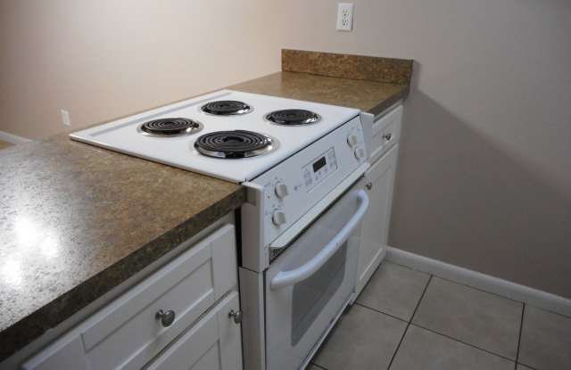 2 Bedroom 1 Bath – 661 NE 26th Court-Unit C - Cypress Villas Gallery 3