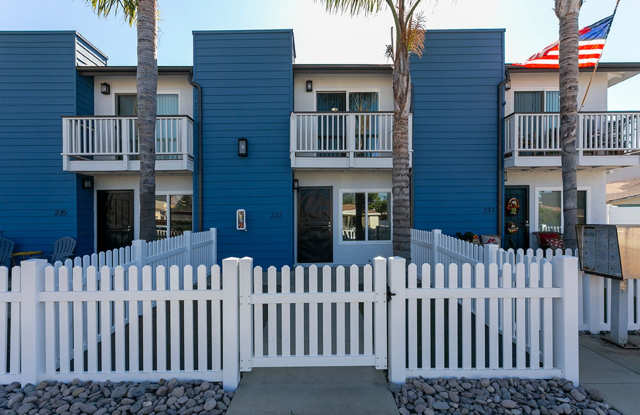 2 Br Townhome with W/D in Unit, 2 Blocks from Beach! photos photos
