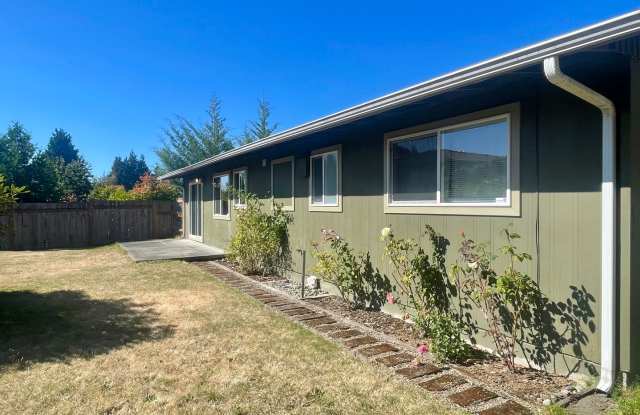 Lynnwood 3 bedroom 1.75 bath home with garage and fenced yard! $2750 per month Gallery 4