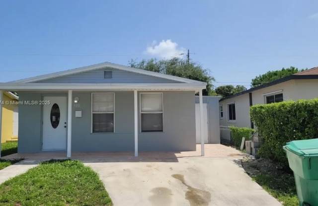 935 W 5 St photos photos