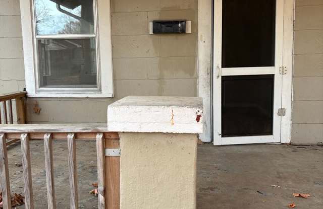 Charming 3 Bed 1.5 Bath Home With Fenced Yard - 2127 North Boonville Avenue, Springfield, MO 65803