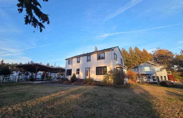 Historic Waterfront Home for Rent in Bremerton! 3 Bed / 1.75 Bath w/ a Mostly Finished Basement! Available Now! Gallery 1