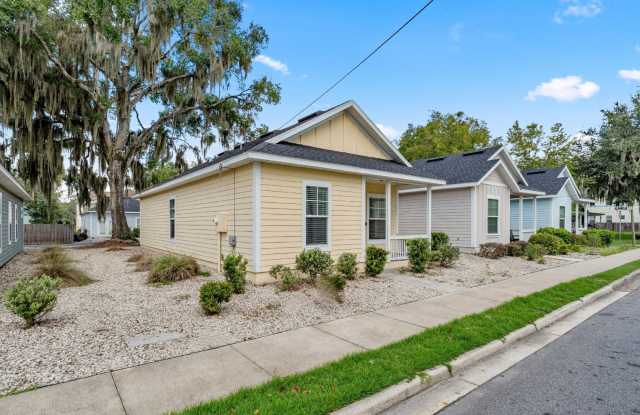 Historic Downtown Living – 3 Bed / 2 Bath Home Gallery 3