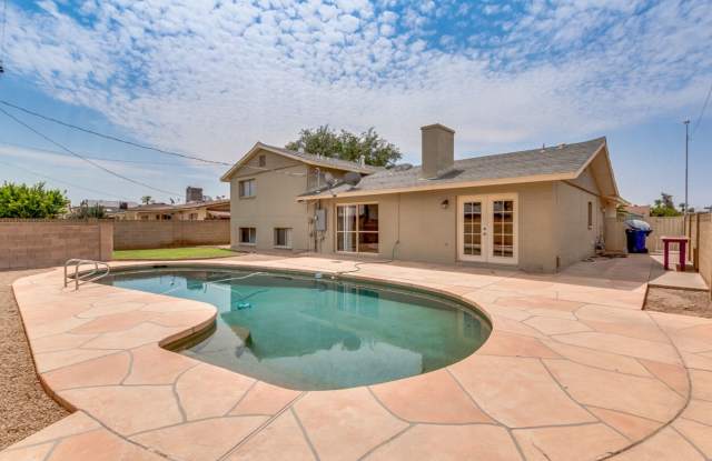 5 BEDROOM TEMPE HOME WITH GREAT BACKYARD AND SPARKLING POOL! - 1004 East Hermosa Drive, Tempe, AZ 85282