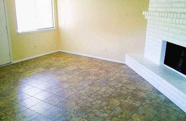 Adorable Single Level Eastside Duplex With Evaporative Air Located In Quiet Neighborhood Gallery 3