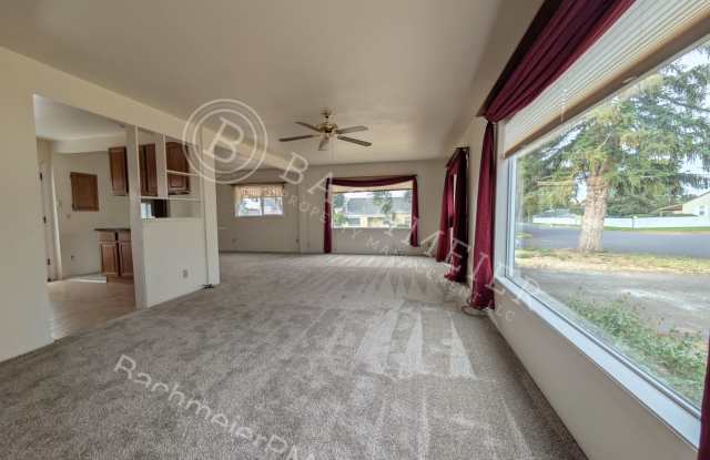 Charming 2-Bedroom, 1-Bathroom Home with a Large Yard & Double Garage Shop Gallery 3