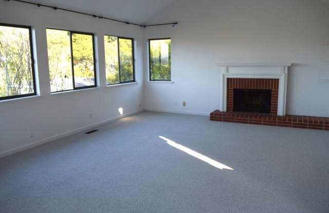 Townhouse Style Duplex Unit with Vaulted Ceiling and Bay View Gallery 3
