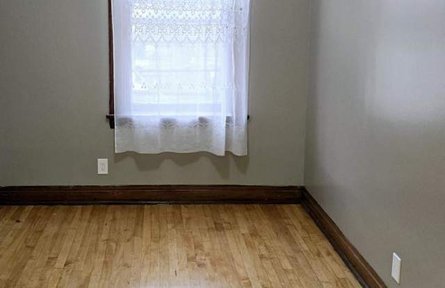 919 N Leavitt Gallery 2