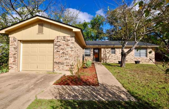FOR LEASE! 3 BR - 2 BA - 1 Car Garage - Brick Home in Nice Neighborhood in Weatherford photos photos
