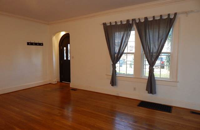 924 Kings Court Northeast Gallery 2