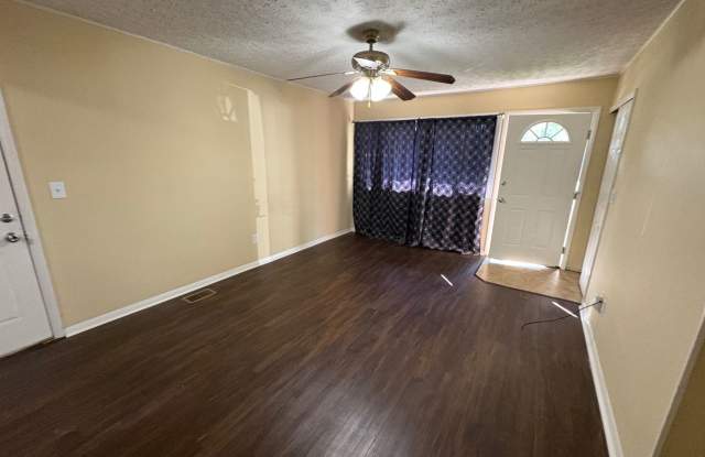 Updated 3BR Home with Hardwood Floors, Garage & Large Backyard – 508 Amor Pl, Vandalia – $1,400/mo Gallery 3