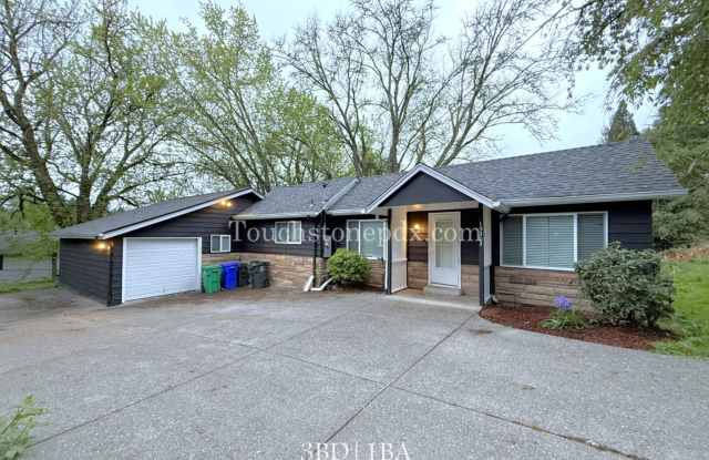 Bright Milwaukie Home with Deck and Large Yard! photos photos