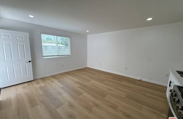 19459 Keswick St Gallery 4