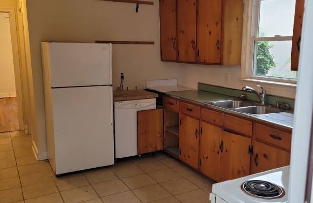 2027-2028 School Year Available  / 6 BR, 3 Bath house within walking distance of UVA grounds and the Corner Gallery 3